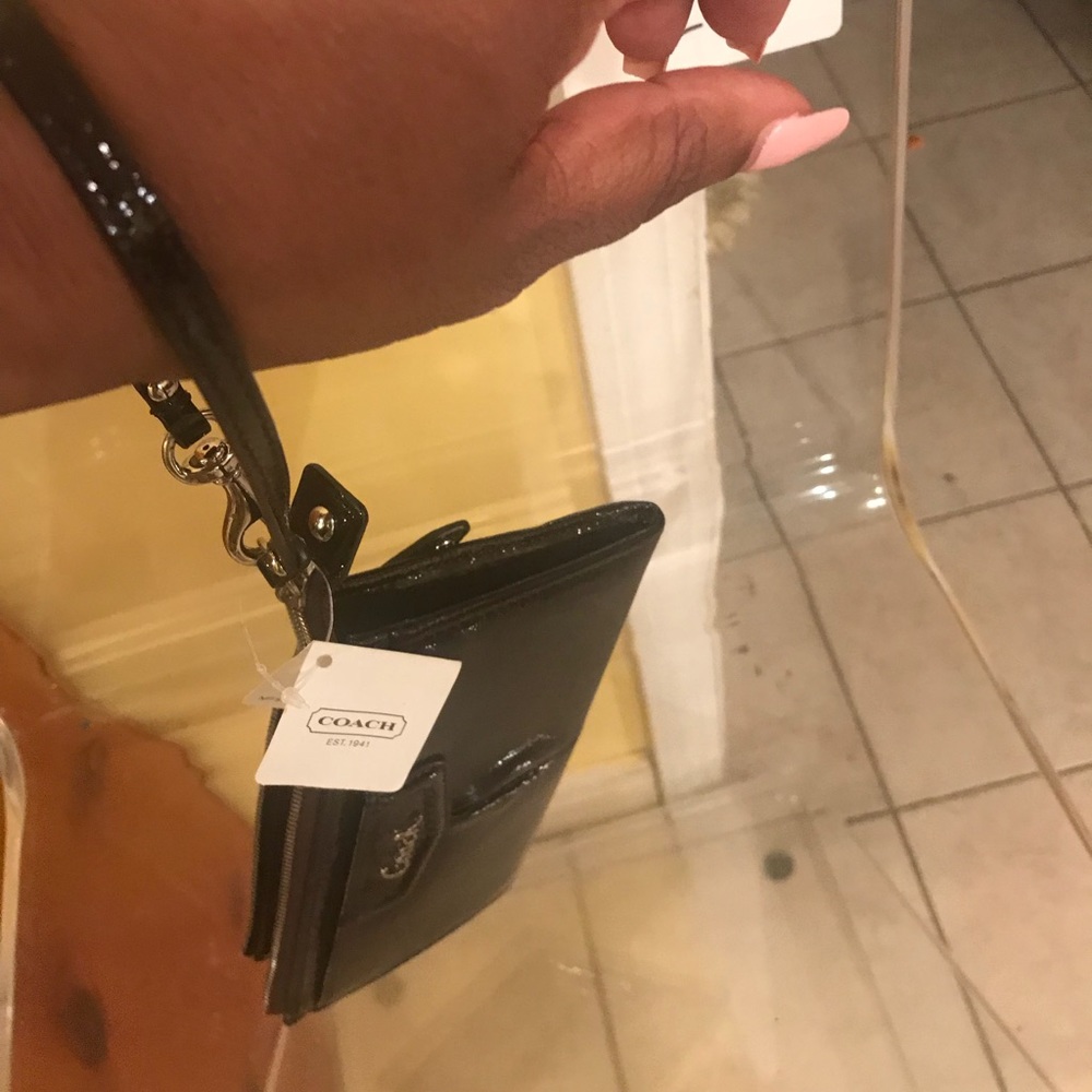 Handbags - Picture 2 of 4